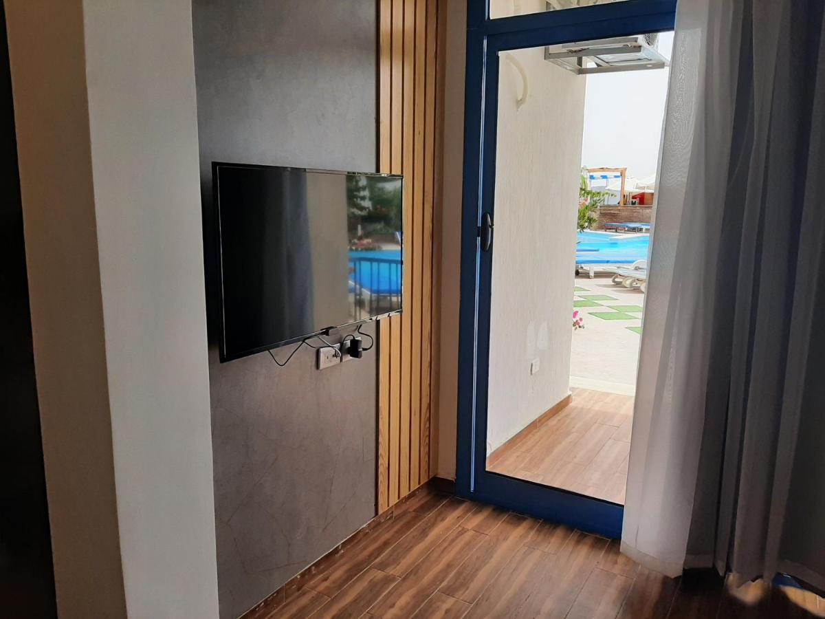 Studio with Pool View,1294656679:JPEG