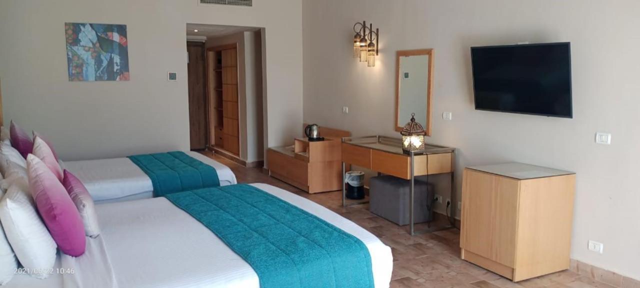 Accessible Room for Disabilities (Pool view)