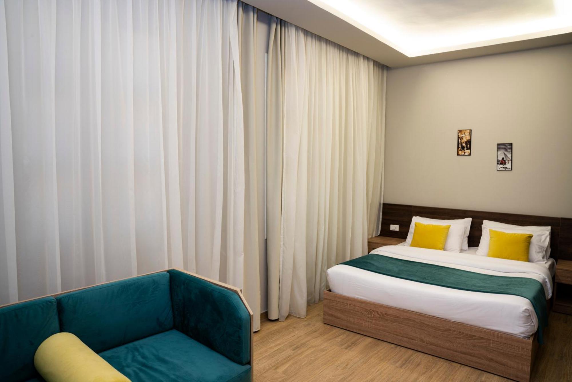 Deluxe Queen Suite