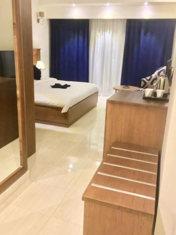 Doppel-/Zweibettzimmer mit Stadtblick