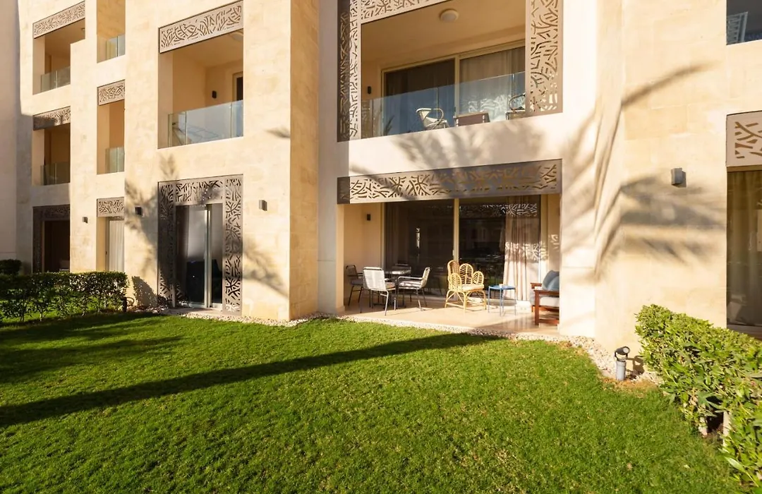 Elegant & Edgy 2 Bedroom W Beach & Pool Mangroovy-1