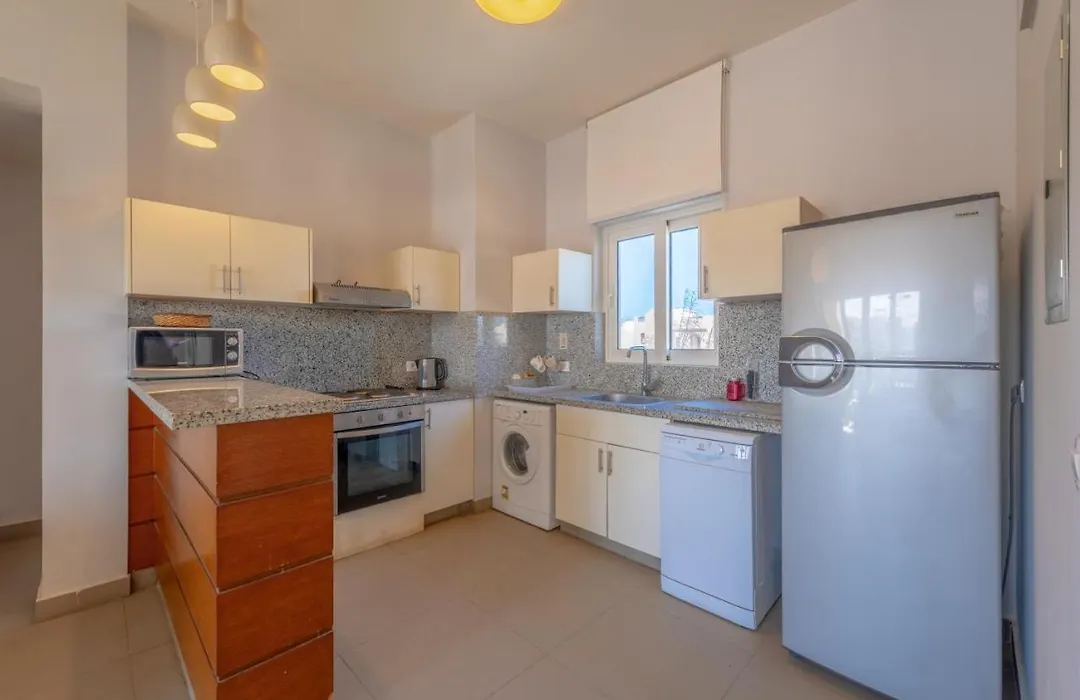 Bright 2 Bedroom Apartment Waterside Pool & Lagoon-1