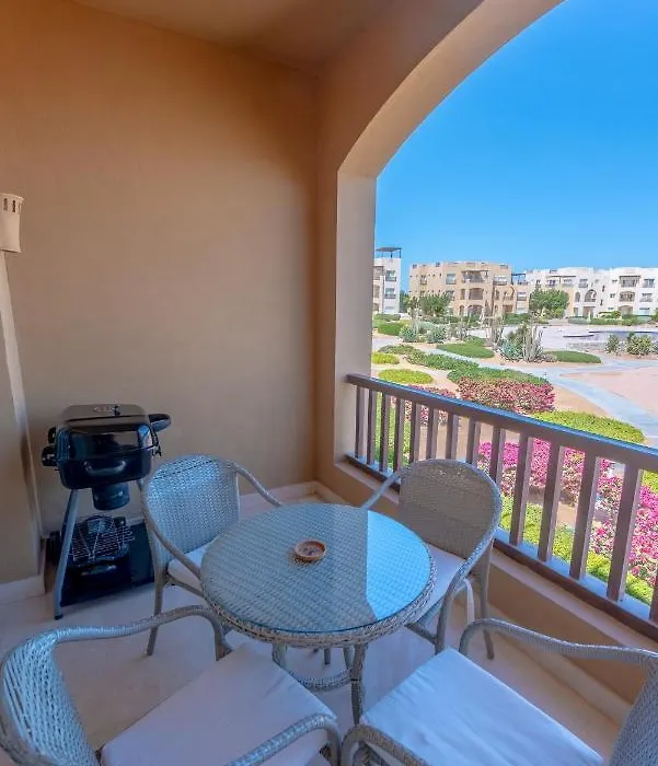 Waterside 2 Bedroom Apartment Lagoon View & Pool-1