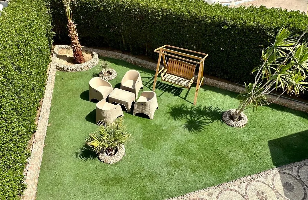 Top Floor Apartment - Private Terrace, Communal Pool And Garden-1