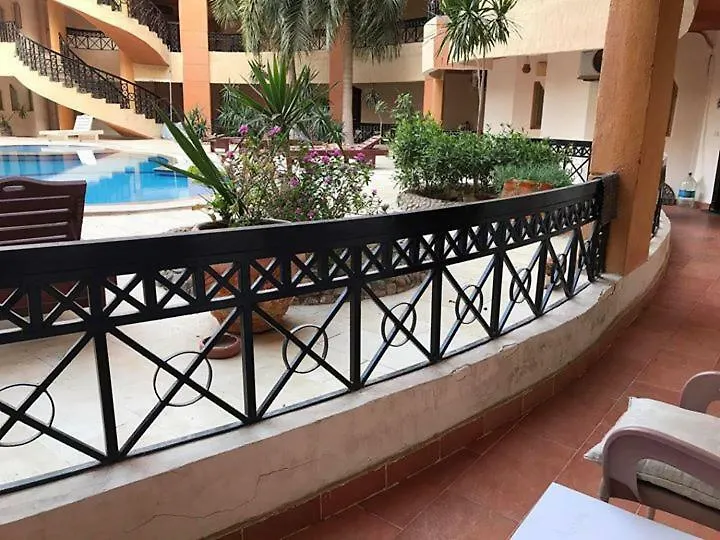 Beautiful Apartment Near The Beach, Pool View-1