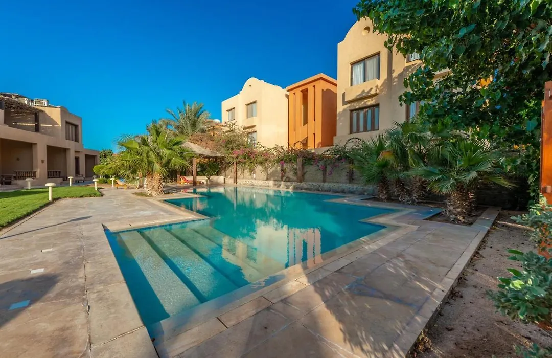 Beautiful Cosy 3 Bedroom Townhouse In South Marina-1