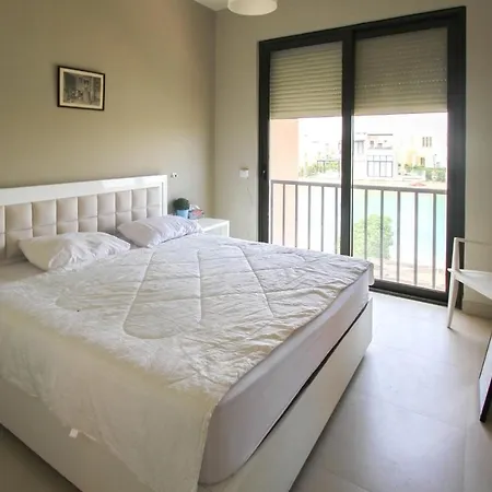 Luxurious 3Br Lakefront Town-House-2