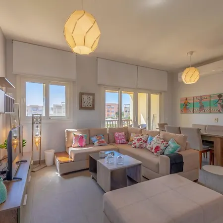 Bright 2 Bedroom Apartment Waterside Pool & Lagoon-3