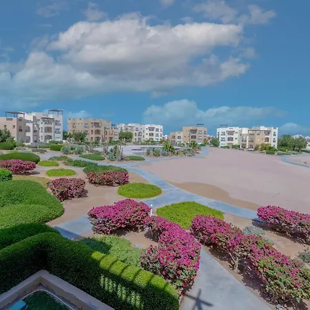 Waterside 2 Bedroom Apartment Lagoon View & Pool-3