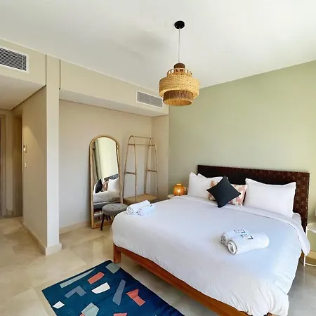 Spectacular & Soaring 2 Bdr W Private Rooftop Jacuzzi & Beach Access-3