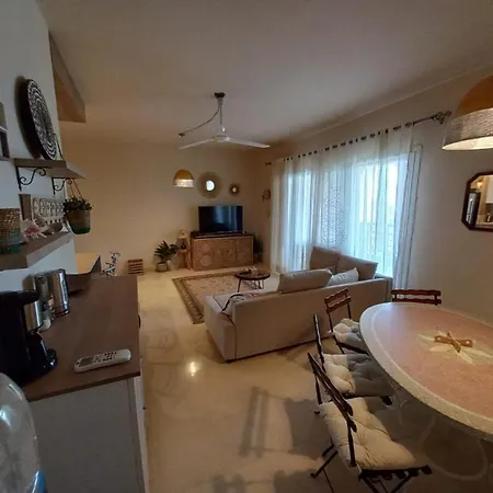 Cozy Sea View Apartment-2