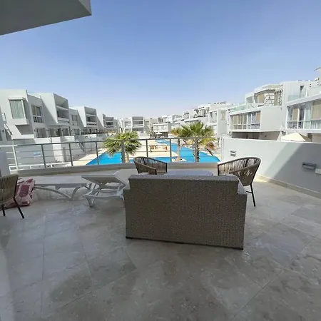 Ground Floor One Bedroom Overlooking The Pool.-2