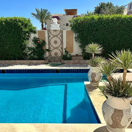 Top Floor Apartment - Private Terrace, Communal Pool And Garden-3