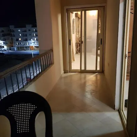 شقه عائليه قريبه من المطار و الممشي السياحه موقع متميز-2