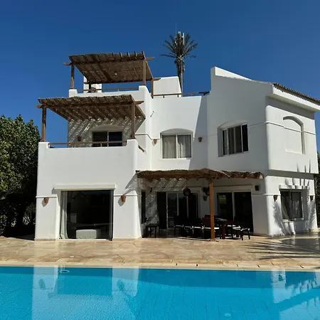Villa With 5 Bedrooms & 4 Bathrooms - Private Heated Pool-2