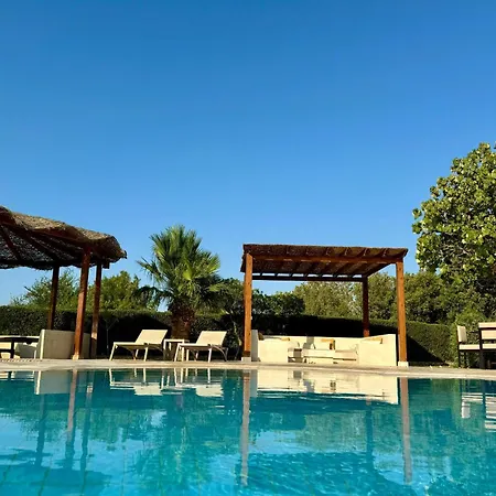 Villa With 5 Bedrooms & 4 Bathrooms - Private Heated Pool-3