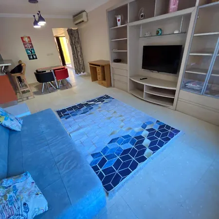 Esplanada Beach Apartment, no single men-2