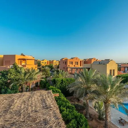 Beautiful Cosy 3 Bedroom Townhouse In South Marina-2